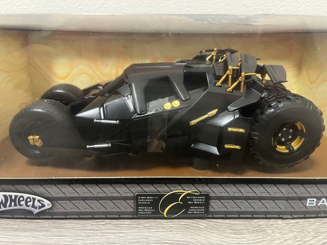 バットマン　バットモービル　ダークナイト　1/18
