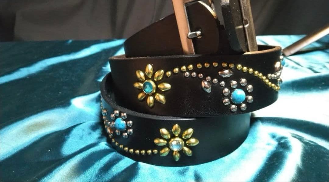 栃木レザーツタ&フラワースタッズベルト　ブラック　ニッケル&ブラス