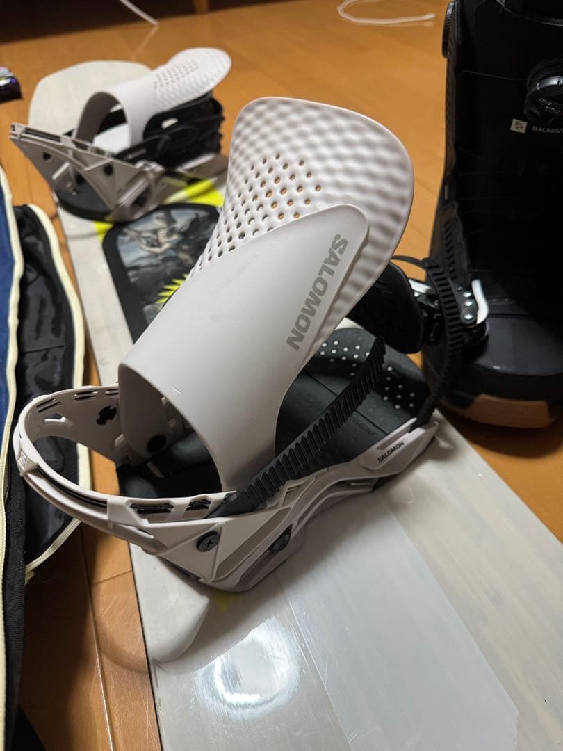 サロモンSALOMON ホログラムHOLOGRAMサイズL 23-24 モデル