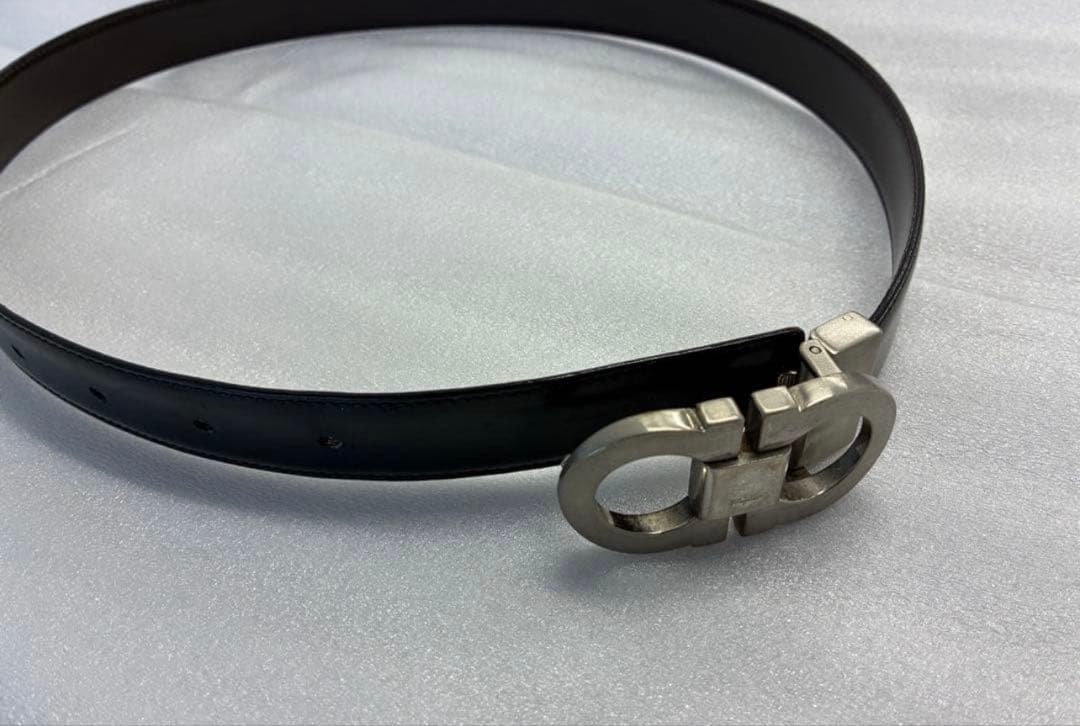 フェラガモ、サルヴァトーレ黒レザー ベルト シルバー ロゴバックル