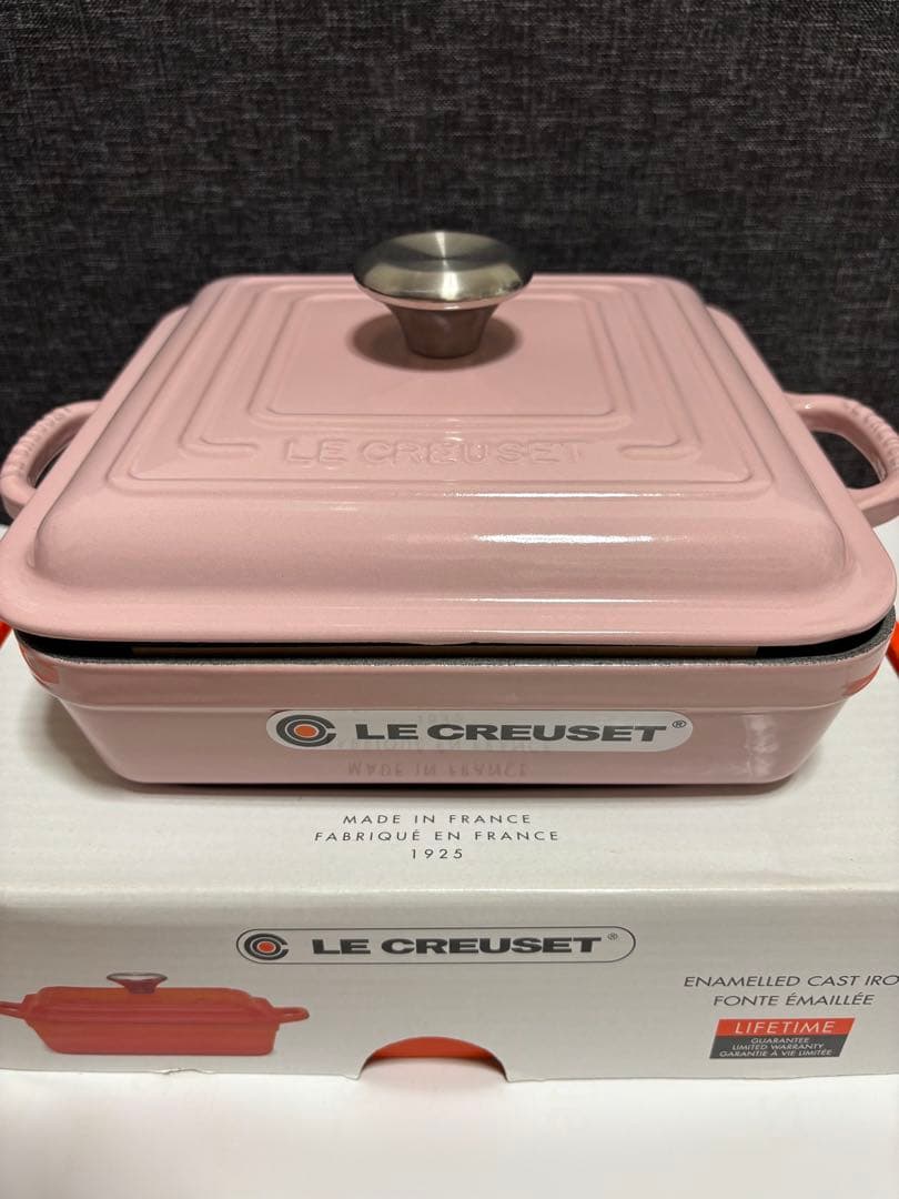 ルクルーゼ　シグニチャー ココット・スクエア 　24cm ピンク　鍋