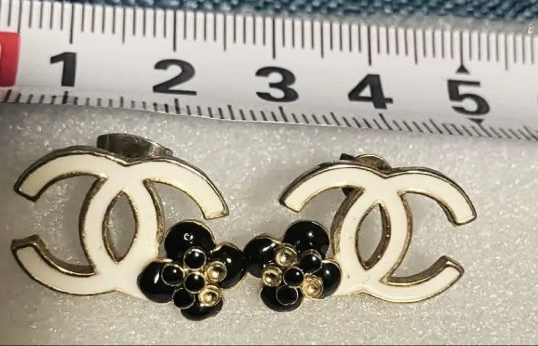 ノベルティ　ピアス　CHANEL お花が付いていておすすめホワイト