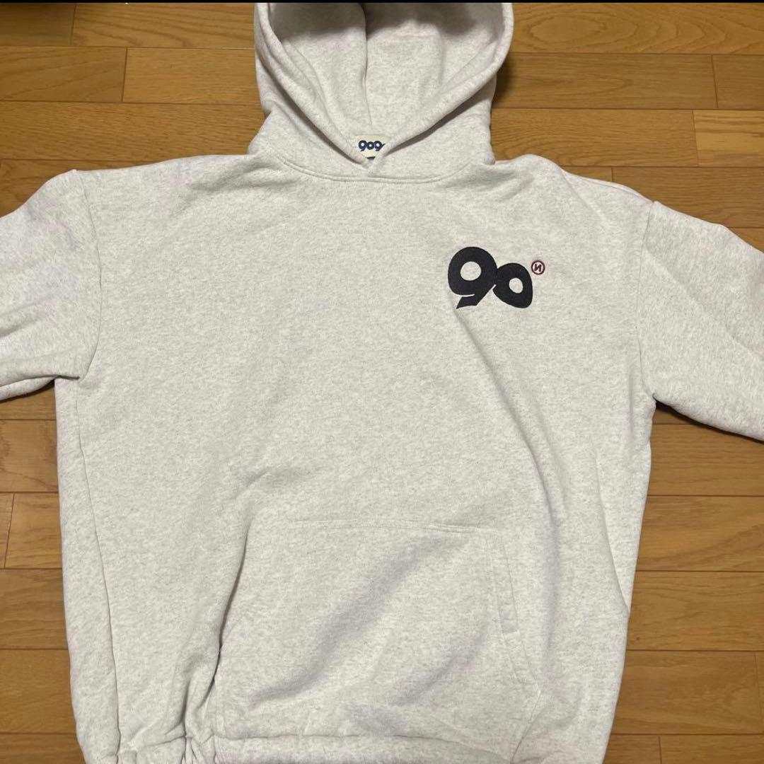 9090白パーカー