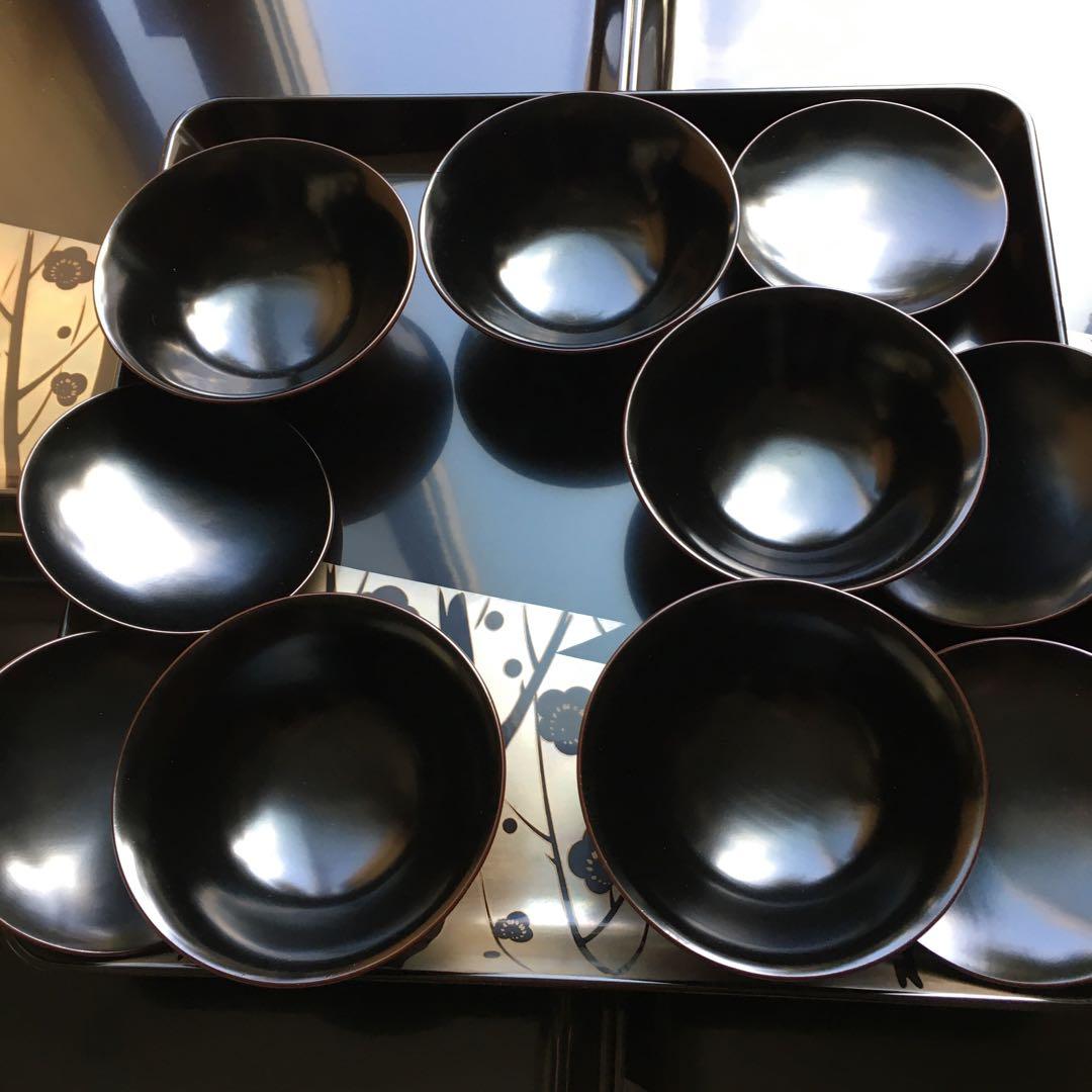 輪島塗本堅地漆器 梅蒔絵の四方脚付膳 同梅蒔絵 栗色蓋付碗 各五客