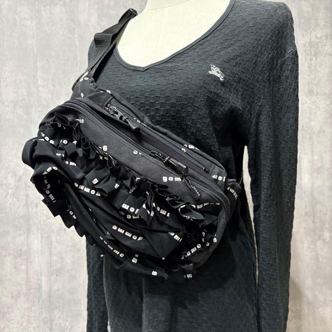 gomme フリル ボディバッグ ワンショルダー ロゴ 総柄 黒 斜め掛け