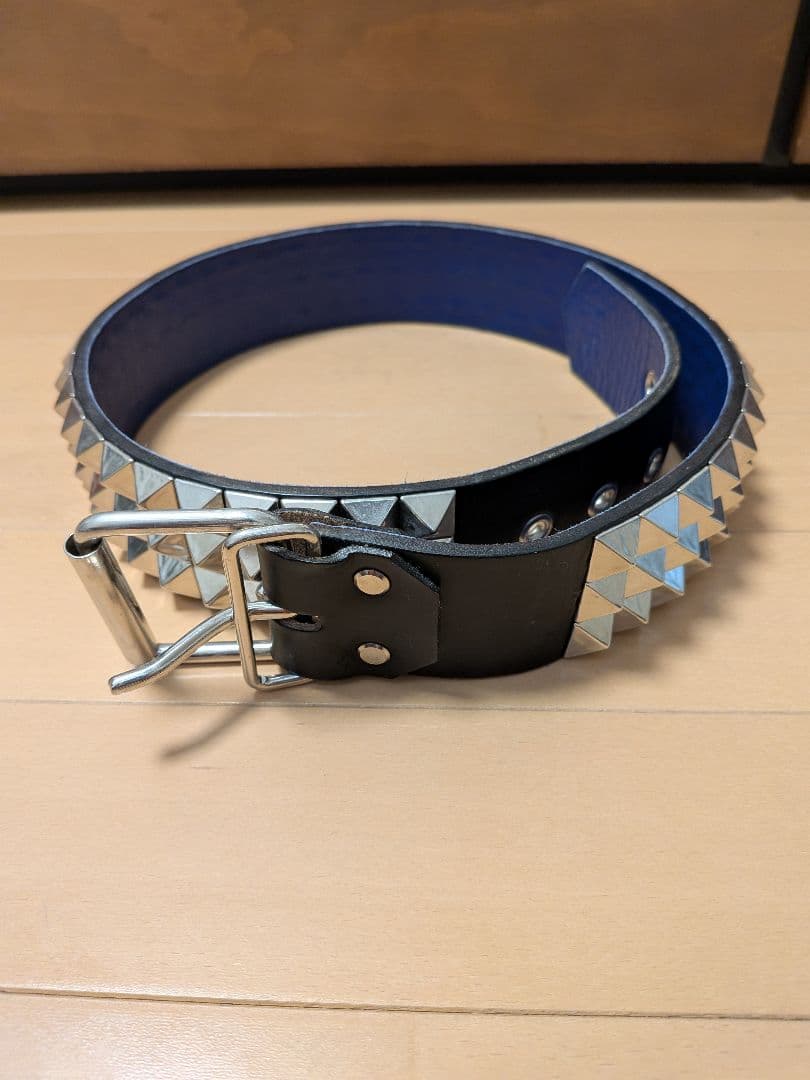 toccataトッカータ3連ピラミッドスタッズベルト　表黒裏青 ナロースタッズベルト 2連ピラミッドスタッズ 20mm 【ブラック