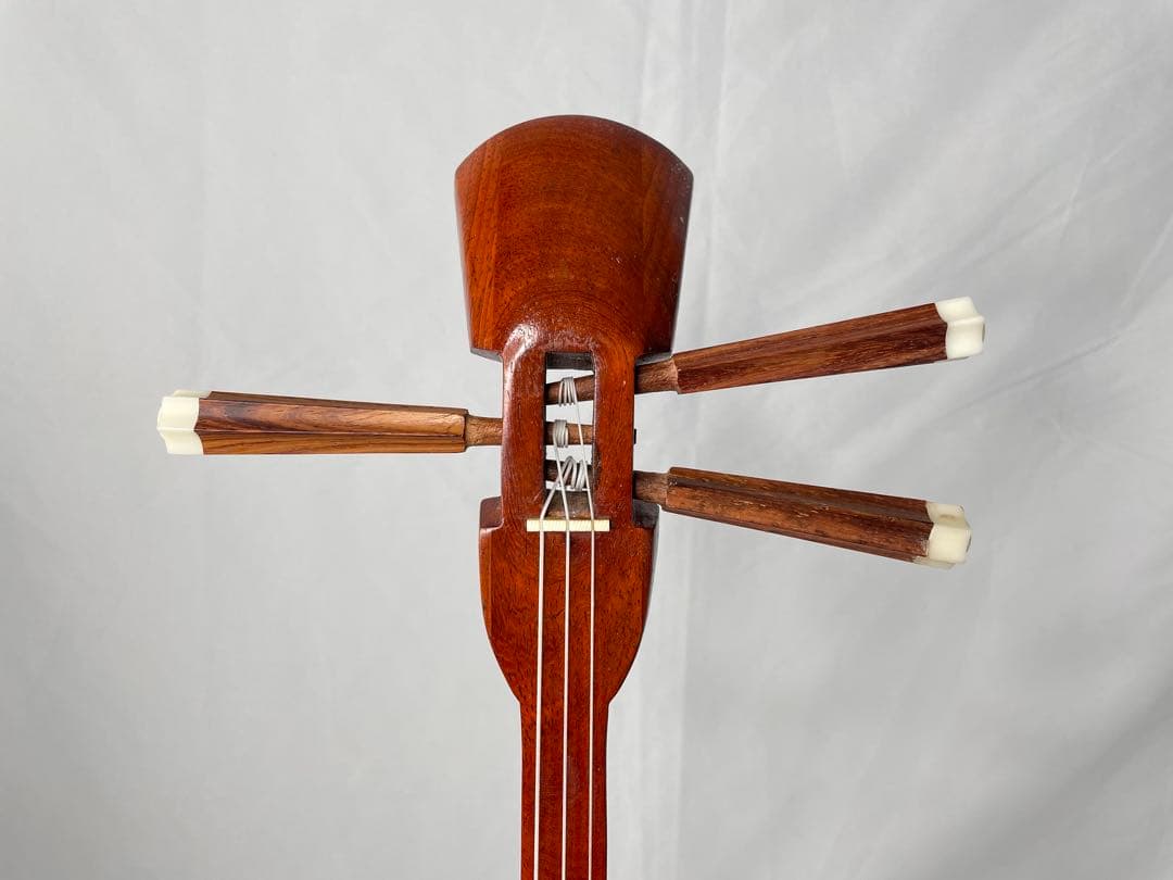 真壁・花梨・デザイン人工皮三線 真壁型 スンチー塗り 人工皮張り三線 – 米須三線店