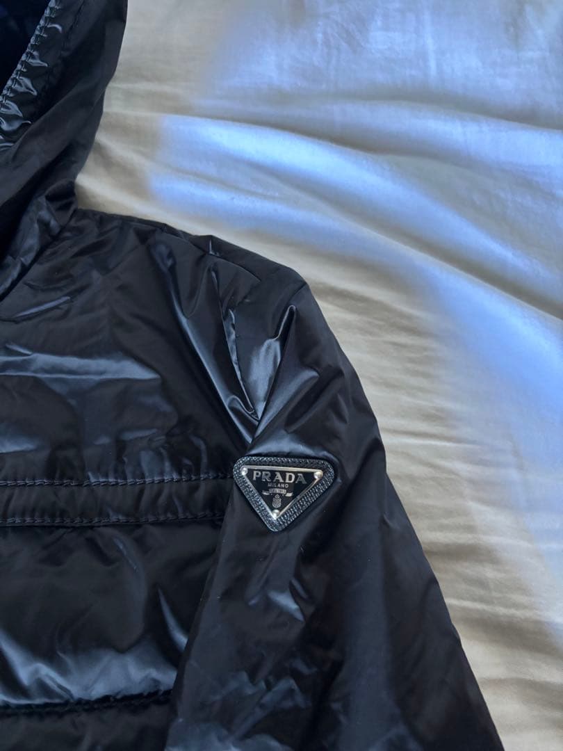 XL プラダ PRADA ライト ダウン ジャケット ブラックフード付 - メルカリ