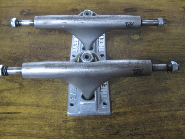 x*z様 スケートボード トラック　　THEEVE　TRUCK　　TIH　５．５ スケートボード トラック THEEVE TRUCK シーヴ トラック TIKING 5.0 KK