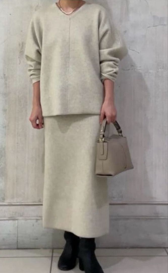 ビアズリー ⭐️セール中 アイボリーファーニットVネックプルオーバー