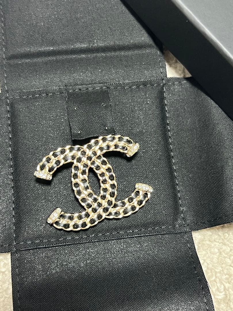 唯一ページ シャネル ブローチ 2点