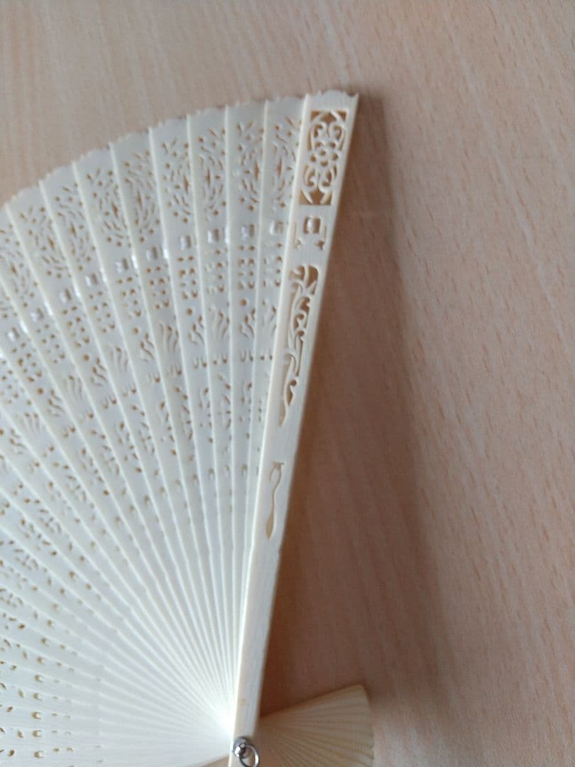 象牙調 扇子 透かし彫り - メルカリ