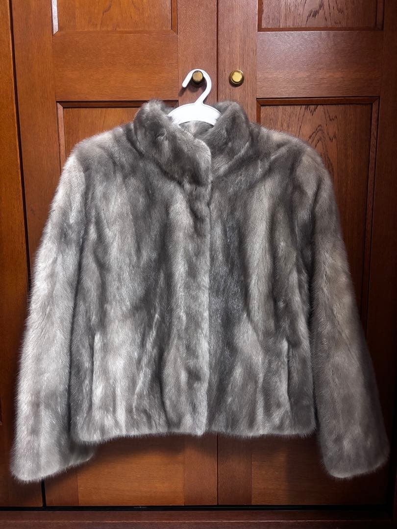 サファイアミンク風 毛皮ジャケット グレー ショート丈 裏地スカーフ柄風 馬柄
