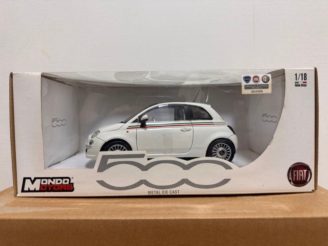 1/18 MONDO MOTORS製モデルカー　フィアット500