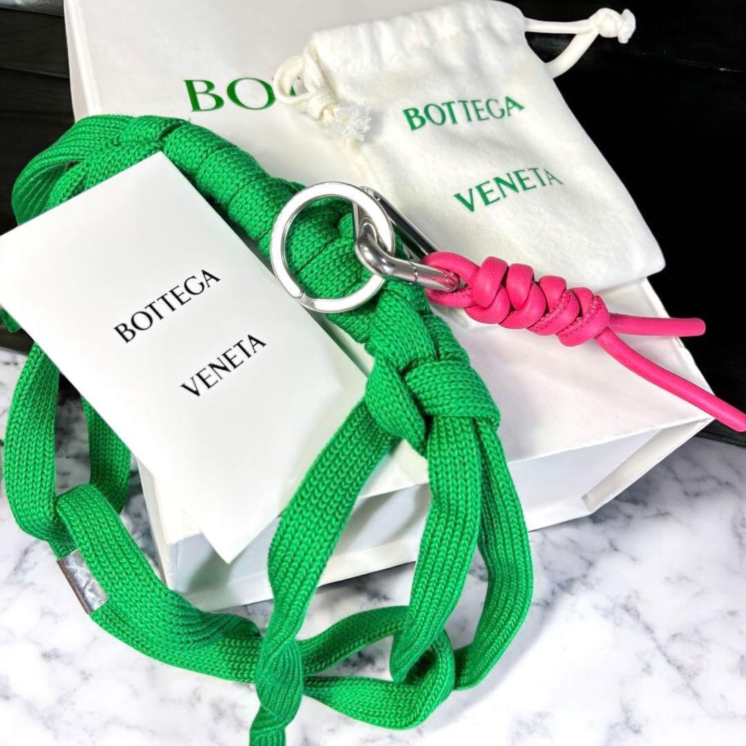 【美品】希少　Bottega Veneta トライアングルキーリング ピンク