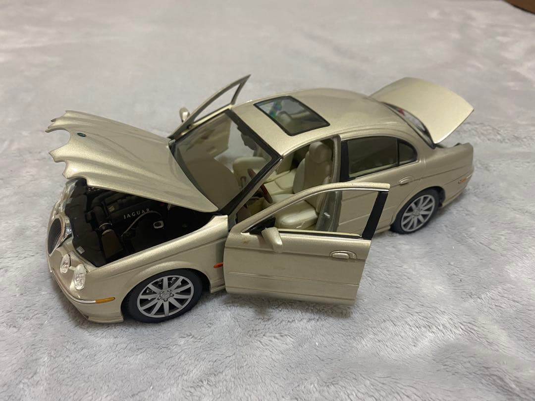 ミニカー Maison JAGUAR S-TYPE 1/18