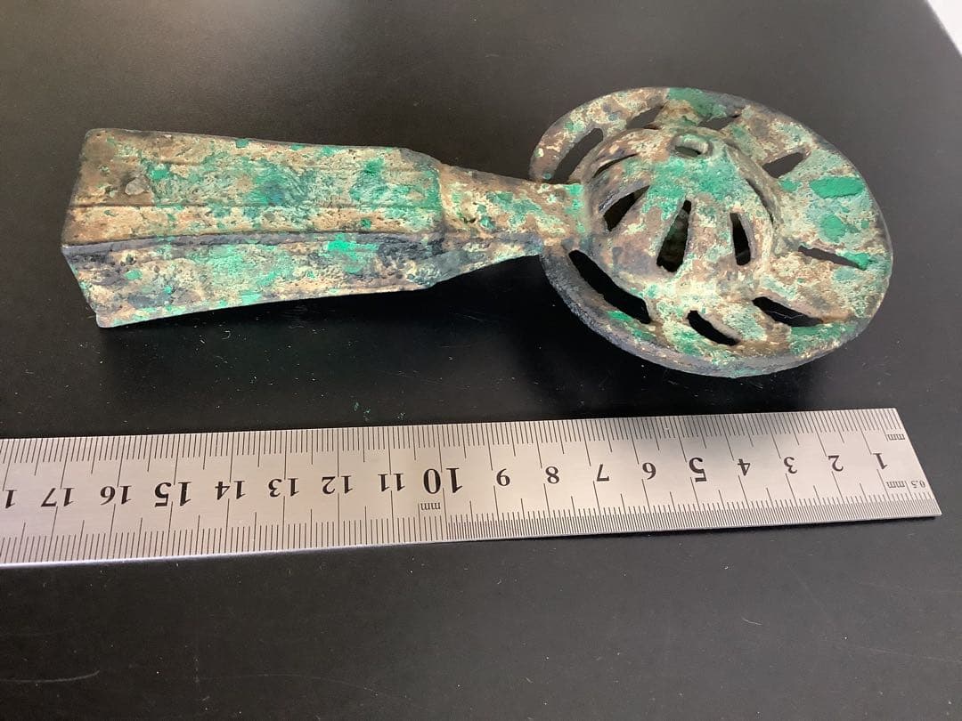 青銅の鑾 鈴 青銅製の古い装飾的な道具 緑青 高さ約