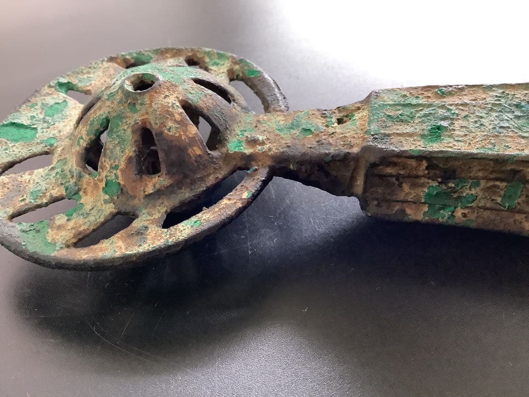 青銅の鑾 鈴 青銅製の古い装飾的な道具 緑青 高さ約