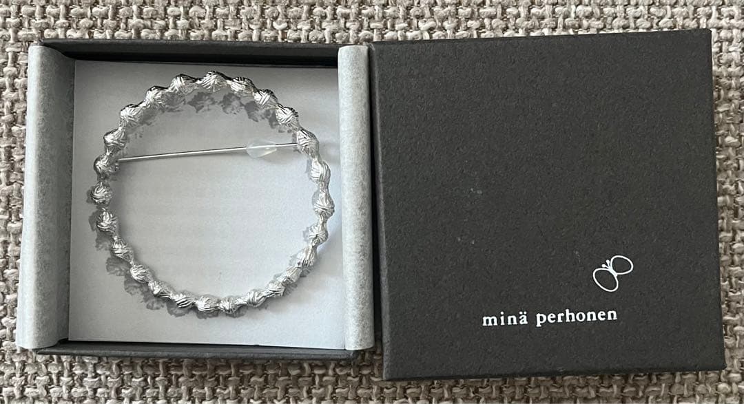 ミナペルホネン タンバリン　ブローチ シルバー　美品