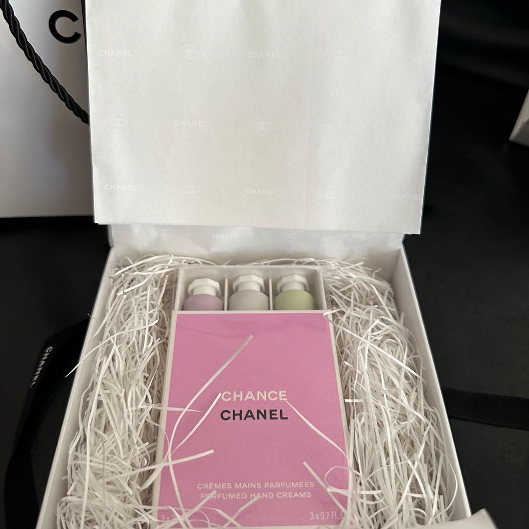 CHANELチャンスハンドクリーム　3本セットショッパーと箱付き 特別限定品 】 シャネル チャンス オー タンドゥル ハンドクリーム 3本