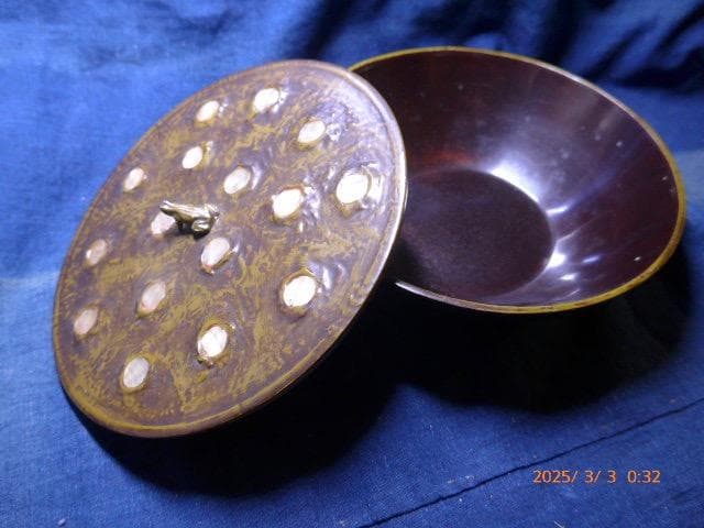 小さなカエルが取手の蓋付き菓子器 青貝の象嵌付き　木製です