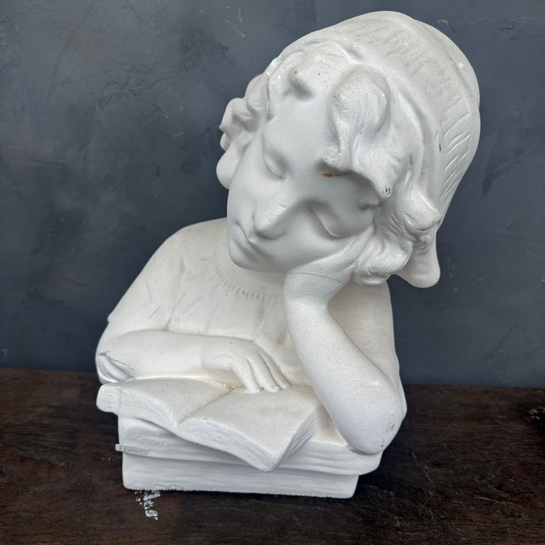 ヴィンテージ石膏像　本読みながらうたたねをする少女