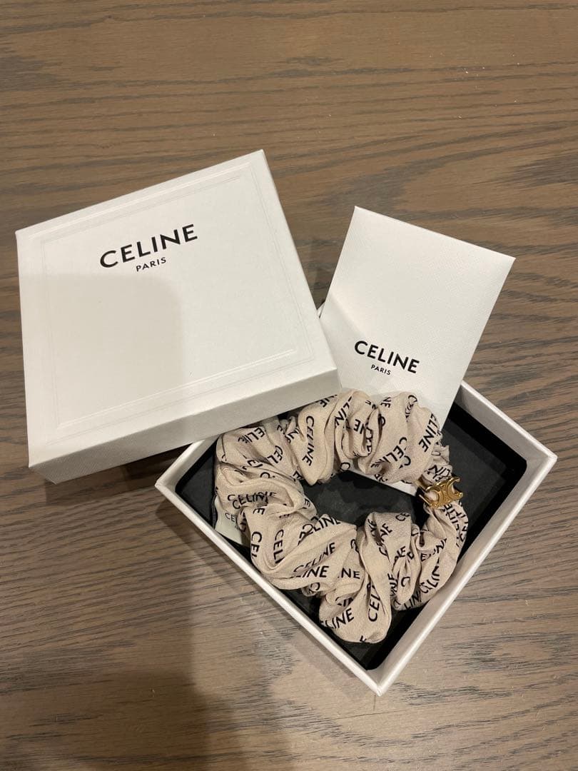 【本日限定SALE】試着のみ⭐️CELINE シュシュ ベージュ 楽天市場】CELINE セリーヌ シュシュ Mini Triomphe Scrunchy