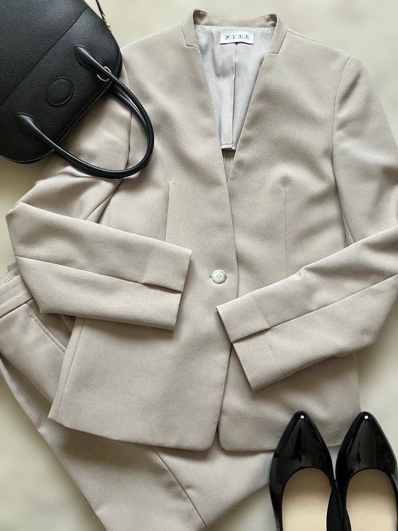 PLSTプラステ ベージュ ノーカラースーツセット ジャケットXS パンツ