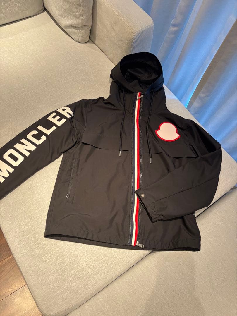 MONCLER ブラック ナイロンジャケット フード付き