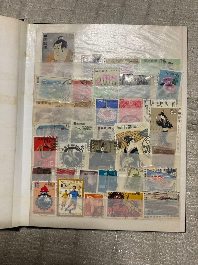 使用済み切手集。写楽、見返り美人等。【外国の切手も混ざっております】。