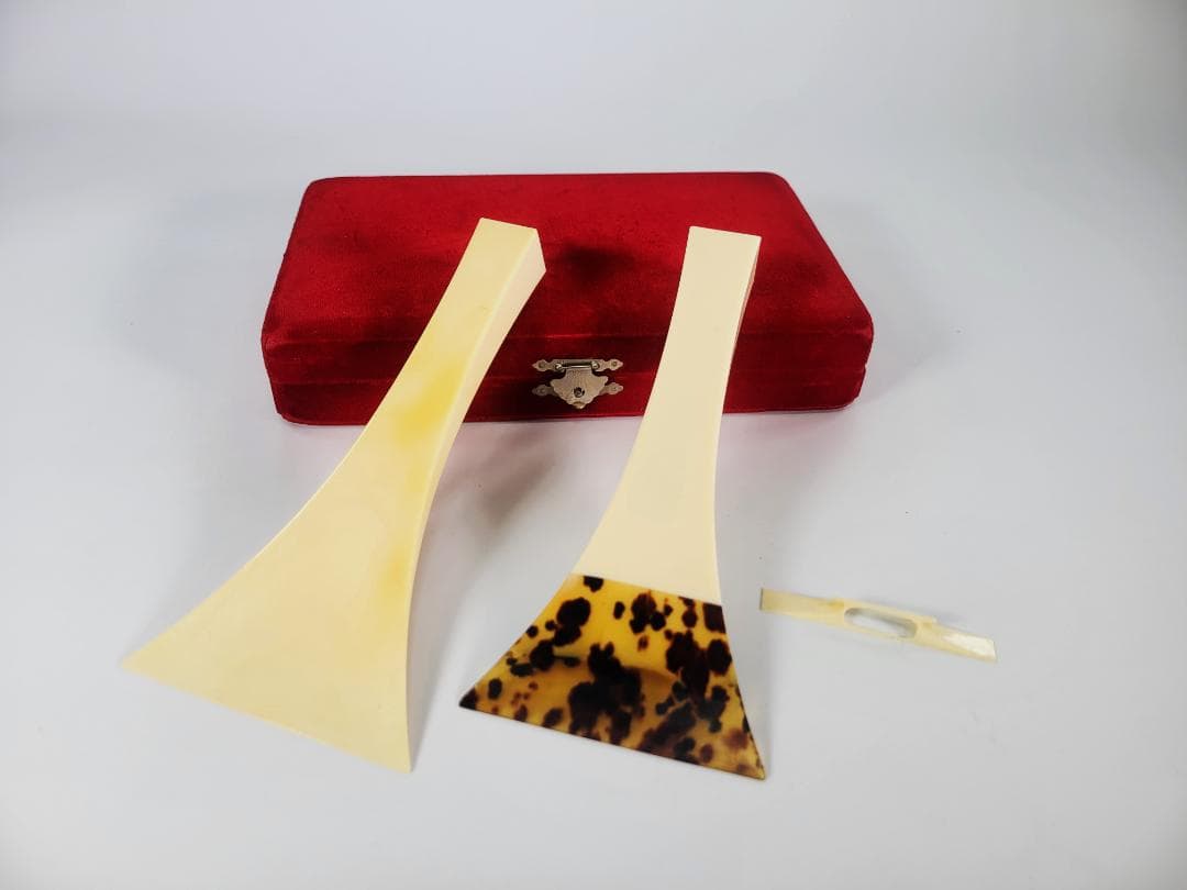 蔵出し・２本セット】三味線用　本鼈甲撥　天然素材　収納ケース付き　和楽器