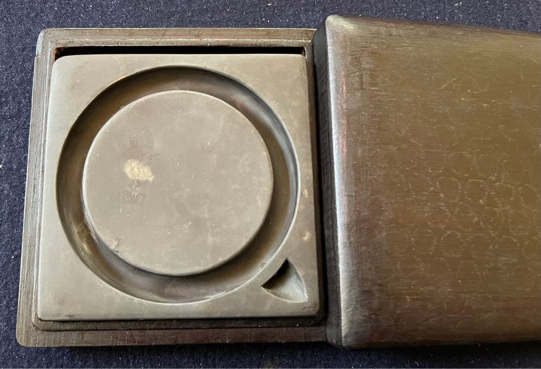 処分価格　旧坑老坑端渓水巌硯「円形走水硯」　氷紋・臙脂暈・蕉葉白・超良質・深い青