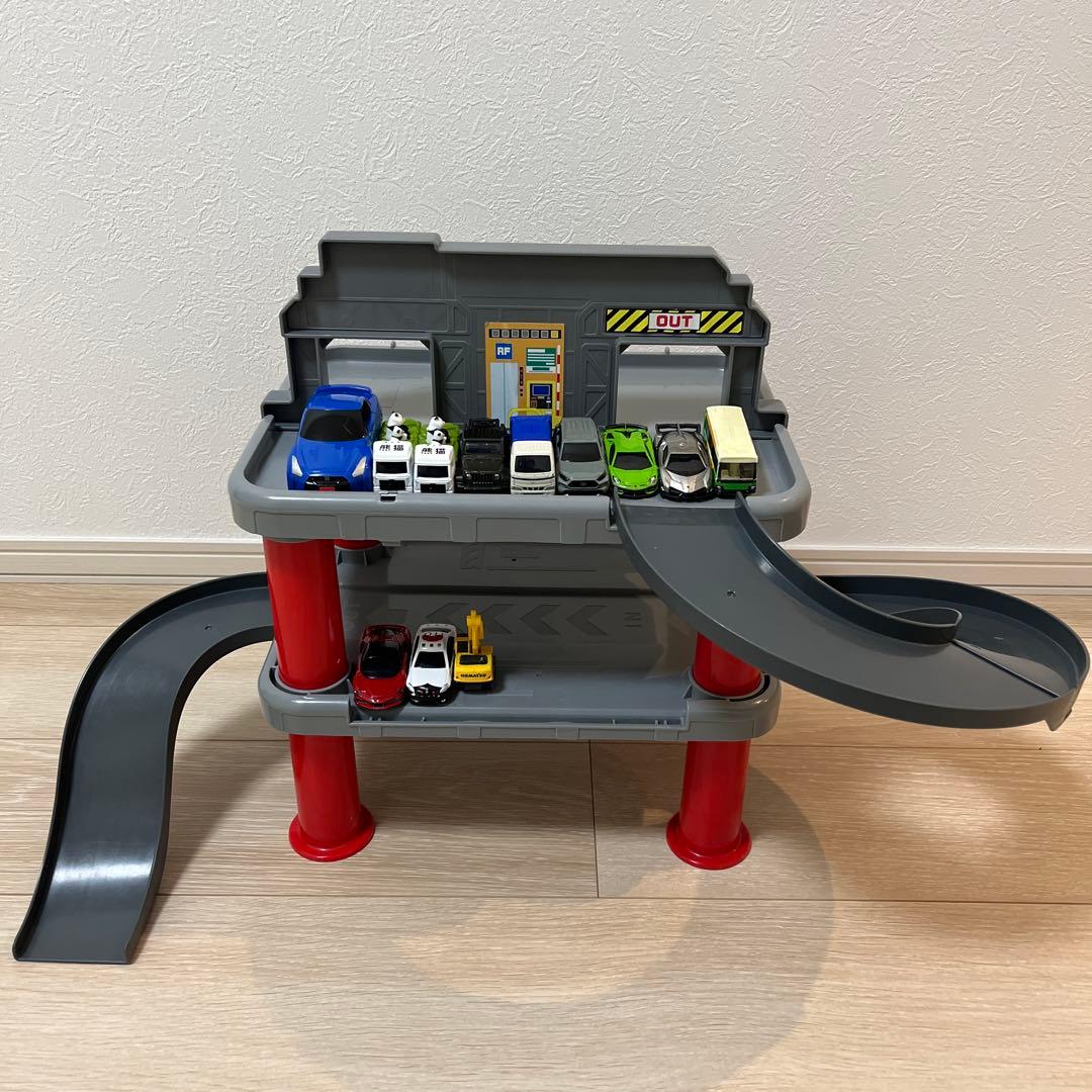2WAYでなが～くあそべる はじめてトミカ ちゅうしゃじょうセット　車12台