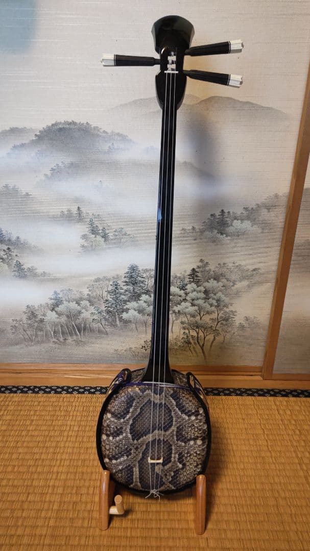 沖縄三線　本皮　蛇皮　 ソフトケース付　　黒塗 沖縄三線 ソフトケース 初心者 入門 弦楽器 和楽器 人工革 蛇 工四合