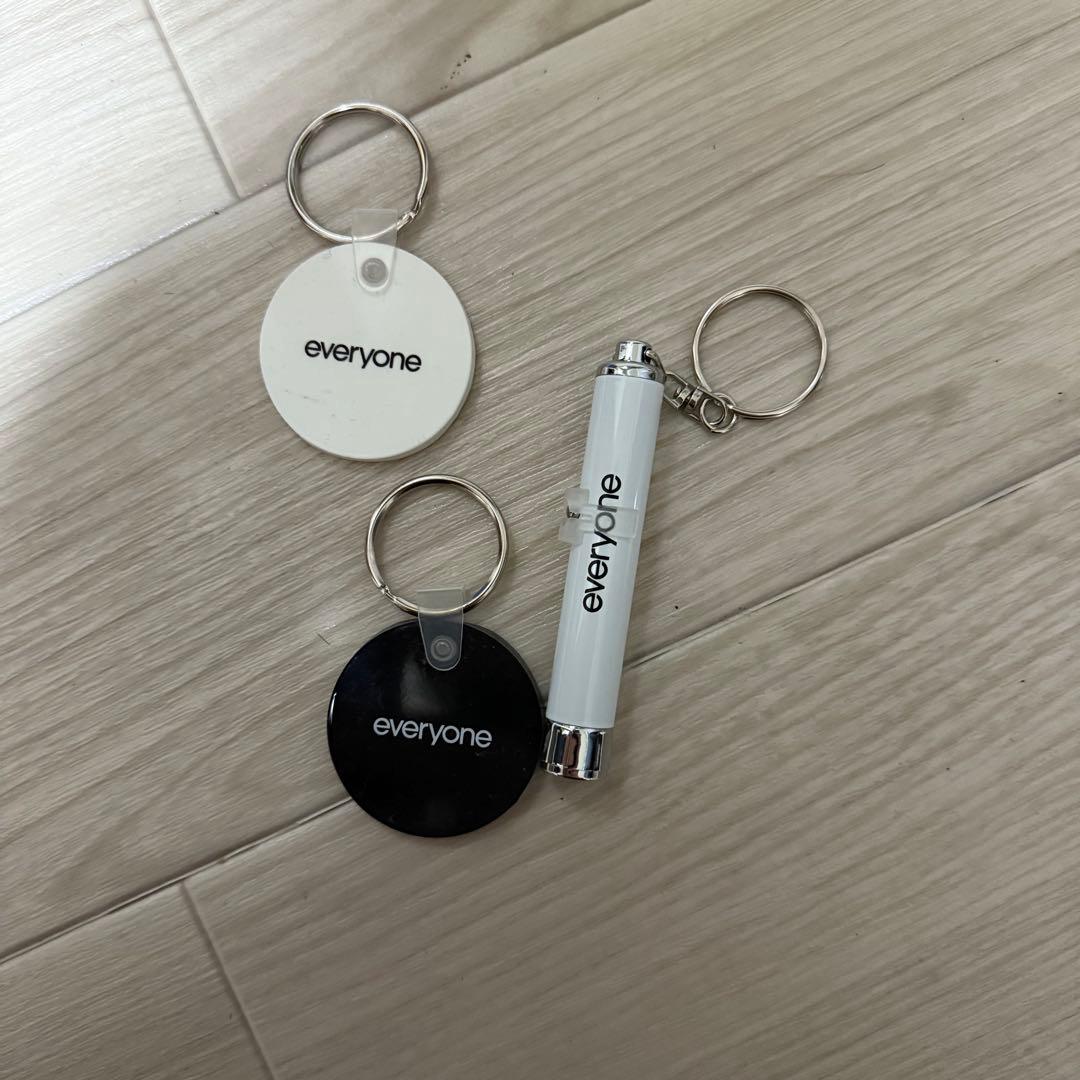 everyone rubber keychain黒・白 ライトキーホルダー
