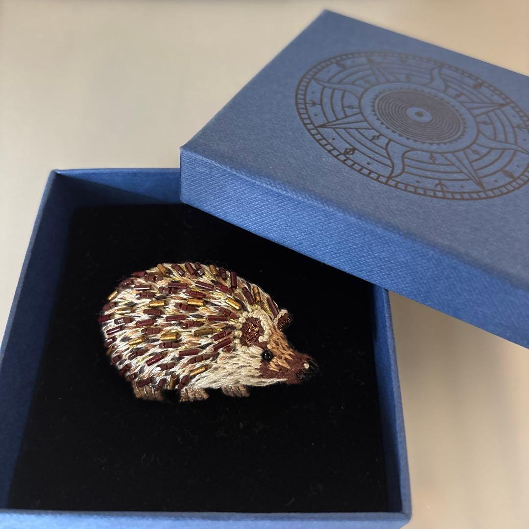 hero　trovelore トロベローレ ハリネズミ　刺繍　ビーズ トーホー ビーズ刺繍で作る ブローチキット ハリネズミ｜動物と植物の