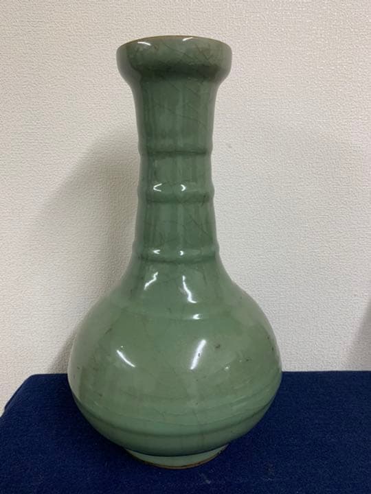 中国古美術　宋時代龍泉窯弦紋瓶，共箱：　C-3-3