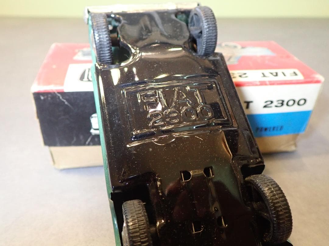 FIAT 2300 フリクションカー グリーン ビンテージブリキカー全長18