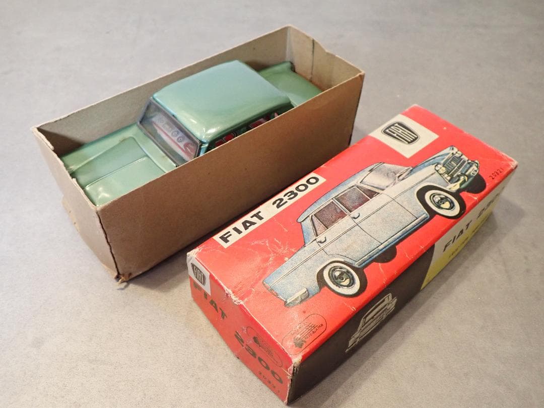 FIAT 2300 フリクションカー グリーン ビンテージブリキカー全長18