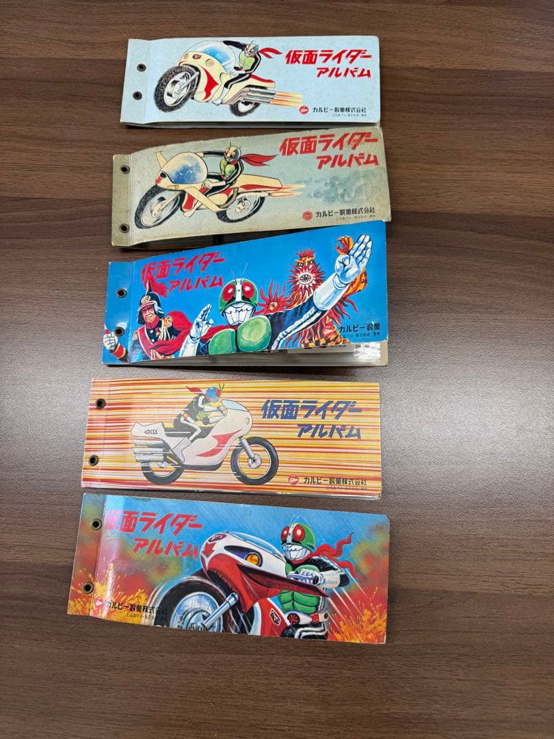 h*8様 カルビー仮面ライダーカードとカードアルバム5冊のセット