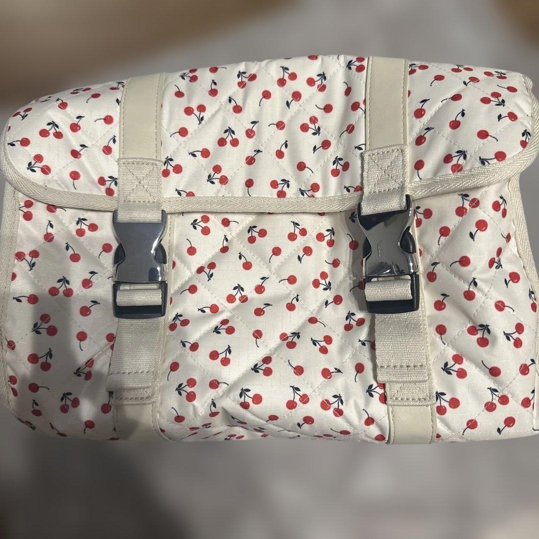 神崎恵コラボ　レスポートサック　ビューティーロールポーチ　チェリーレッドキルト 神崎恵さんコラボ】チェリー柄のレスポートサックポーチ♡ | LEE