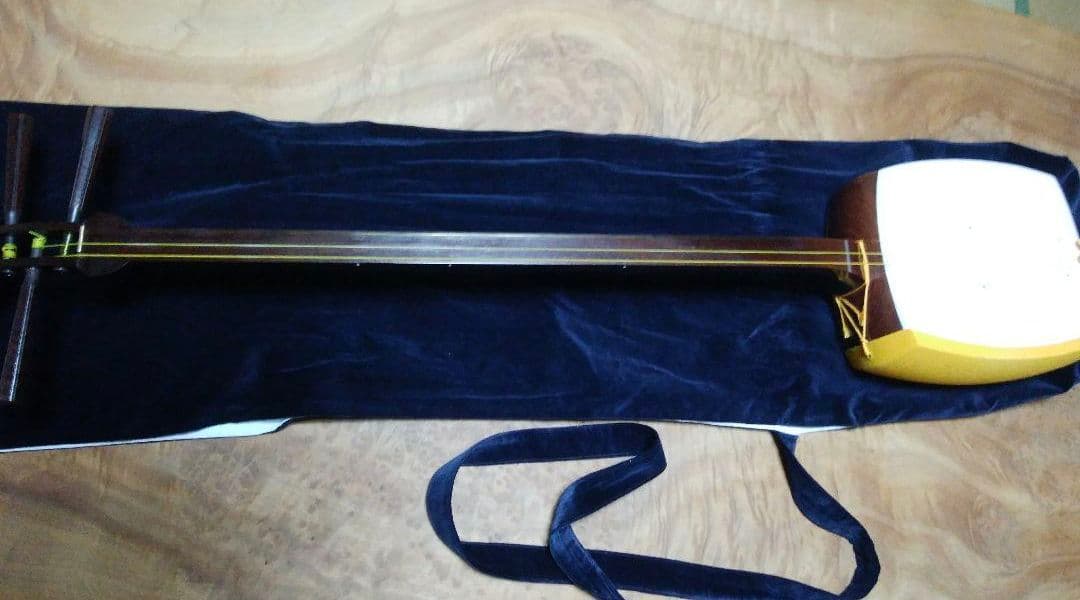 細棹三味線　棹全体に綺麗なすだれ虎斑入りハードケース付宅急便配送料¥1700込