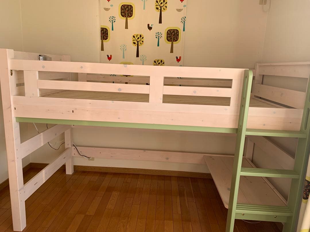 ☆木製ロフトベッド☆ ホワイト　グリーンはしご　テーブル付き！