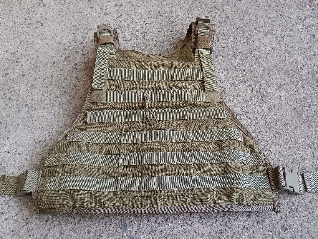 ソ*ニ様 EAGLE MBAV系 プレートキャリア カーキ 実物 放出品