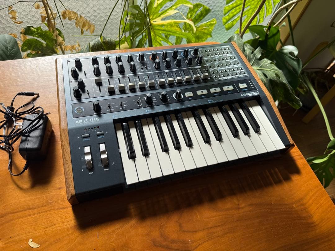 ARTURIA MINIBRUTE 2 アナログシンセサイザー アナログ人気を牽引したシンセの進化系「MiniBrute 2」。選りすぐられ