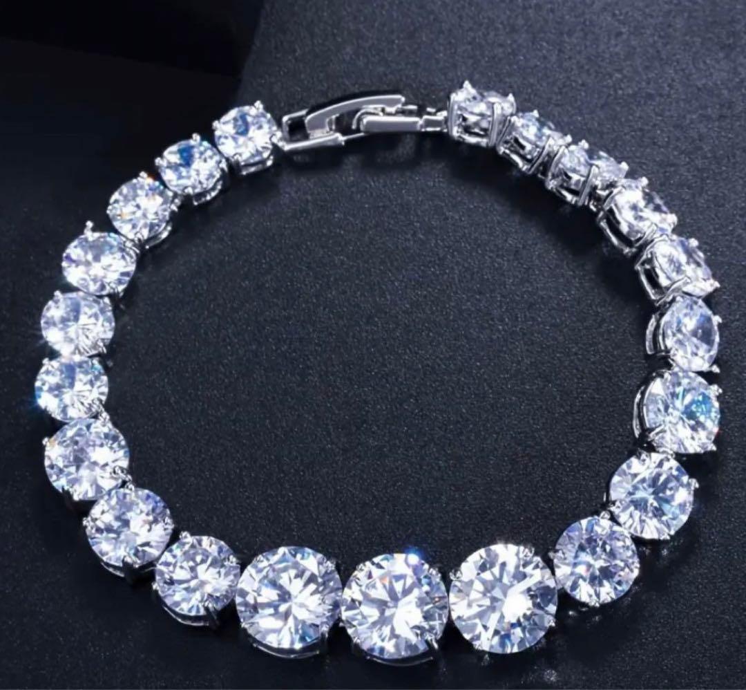 誰よりも輝け。12.5カラットの衝撃：モアサナイトブレスレット