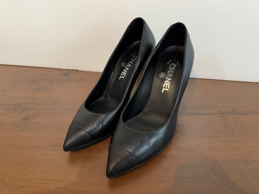 38.5シャネルCHANELパンプス24.5ココマーク黒ブラック CHANEL（シャネル） パンプス COCOマーク ロゴ チャーム フェイク