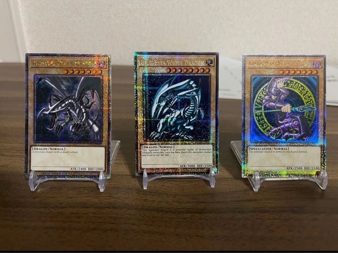 青眼の白龍、真紅眼の黒竜、ブラックマジシャンの英語版25thになります。