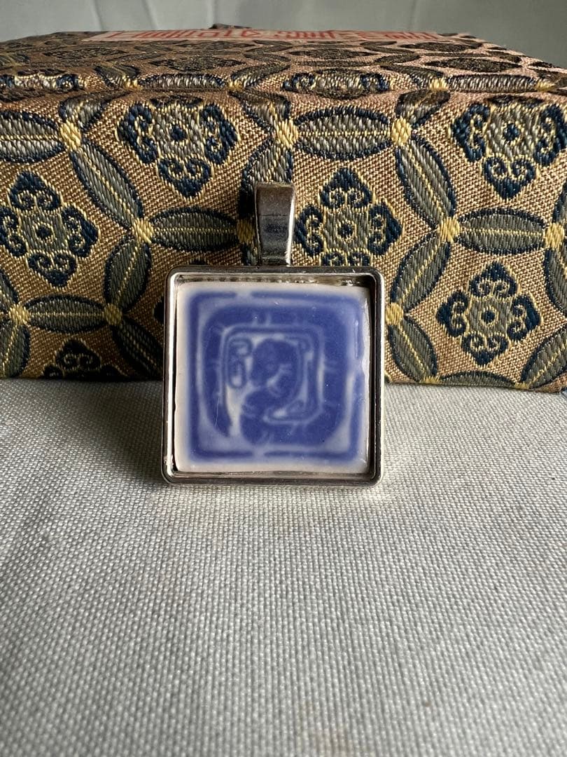 文創 古陶片リメイク 十二支ペンダント〈巳・ヘビ〉 干支 巳の置物 蛇 へび ヘビ 陶器 かわいい おしゃれ 砥部焼 縁起物