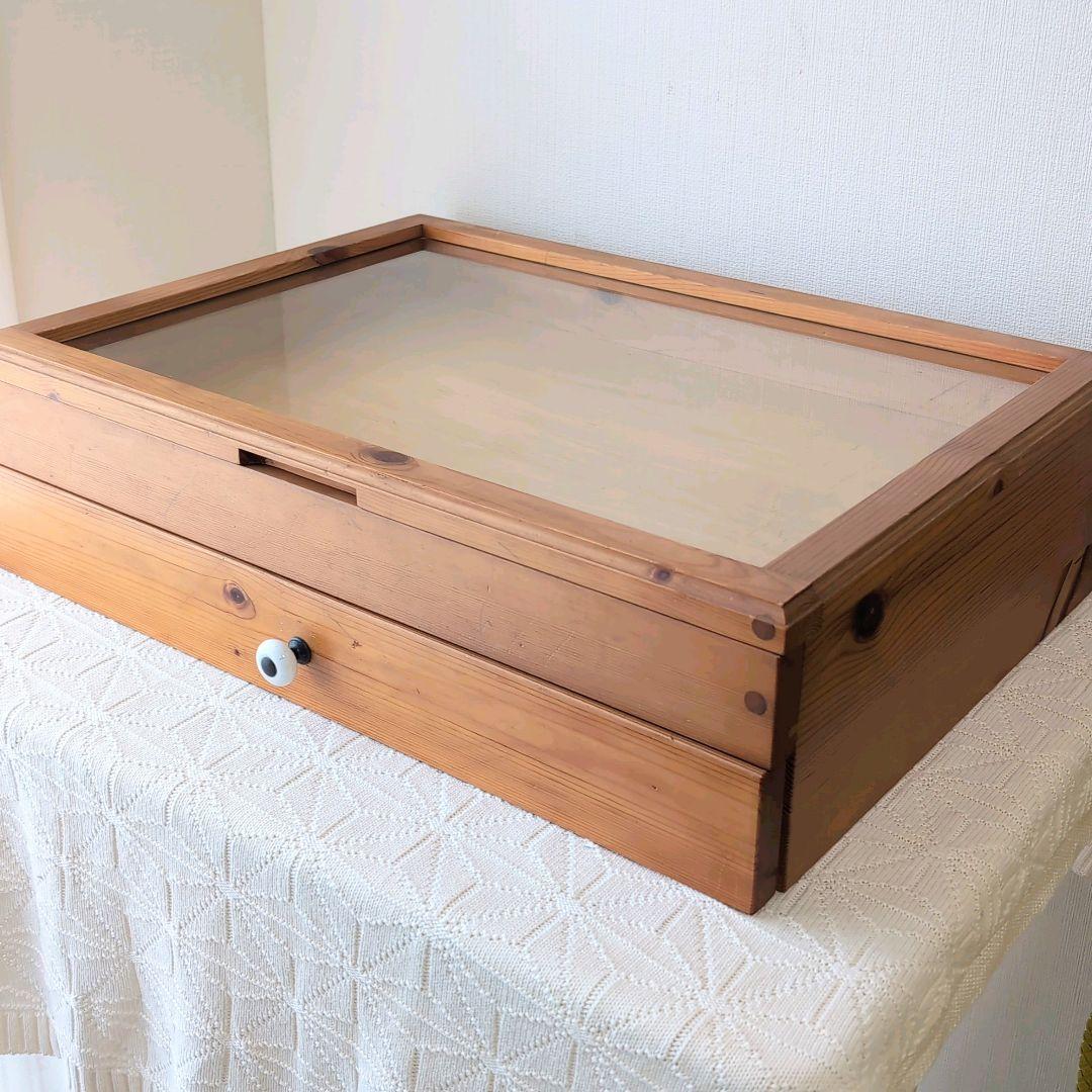 木製アンティークコレクションケース　天板ガラス　白ツマミ　引き出し　大きめサイズ